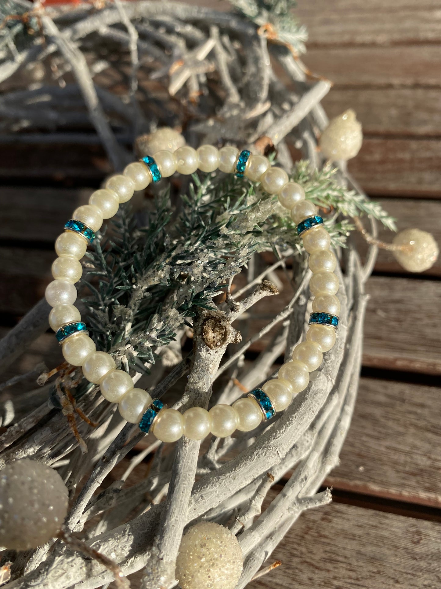 Pärlarmband med vita glaspärlor och turkosa strasstenar