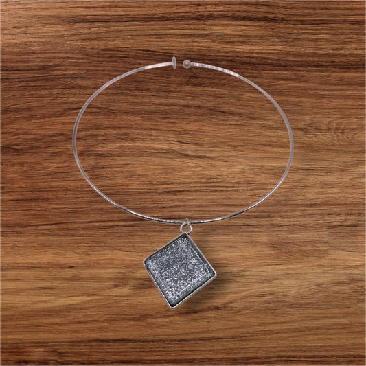 Stelt silverhalsband med silverskimrande mosaikstens berlock