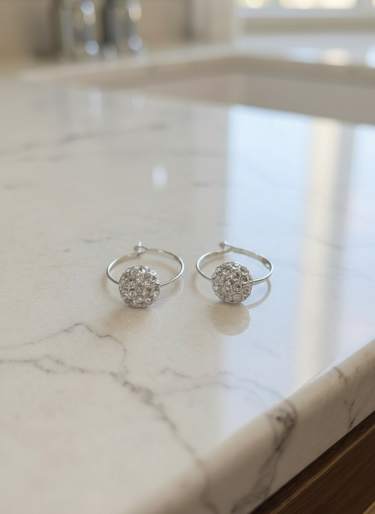 Glittriga creoler i vit strass, strassörhängen