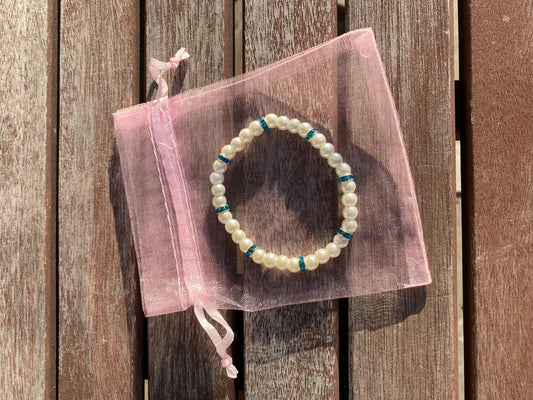 Pärlarmband med vita glaspärlor och turkosa strasstenar