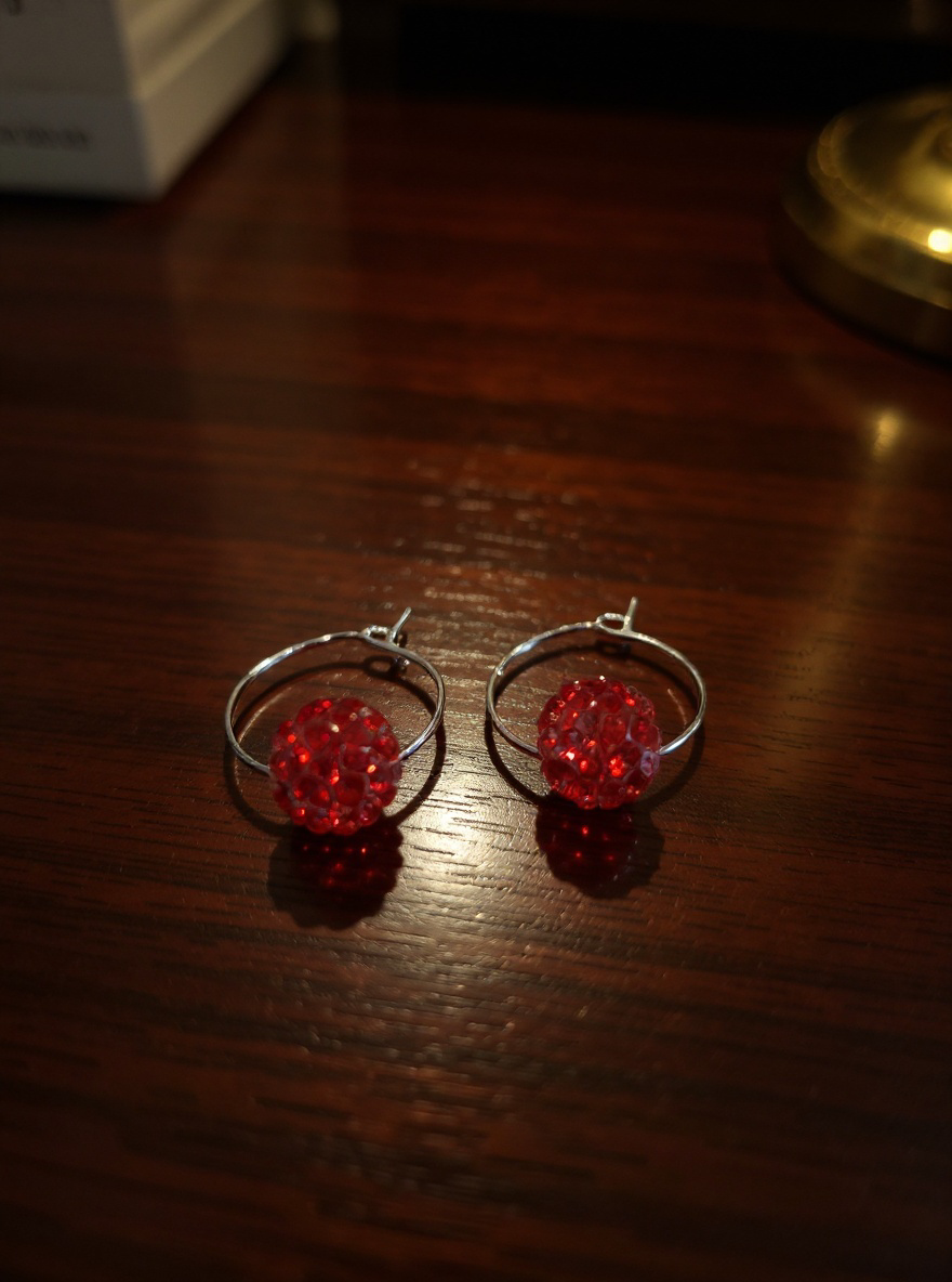 Glittriga creoler i rött, örhängen i strass