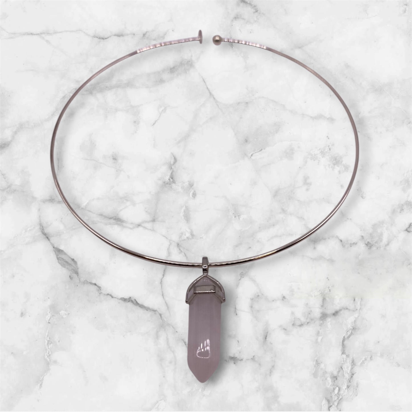 Silverfärgat choker halsband med rosenkvartssten