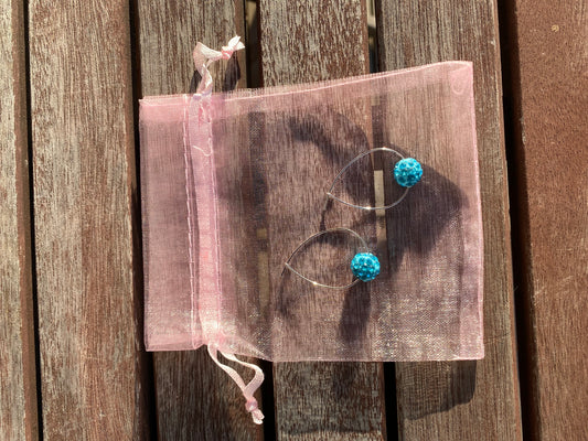 Glittriga ovala creoler med turkos strass, örhängen i strass