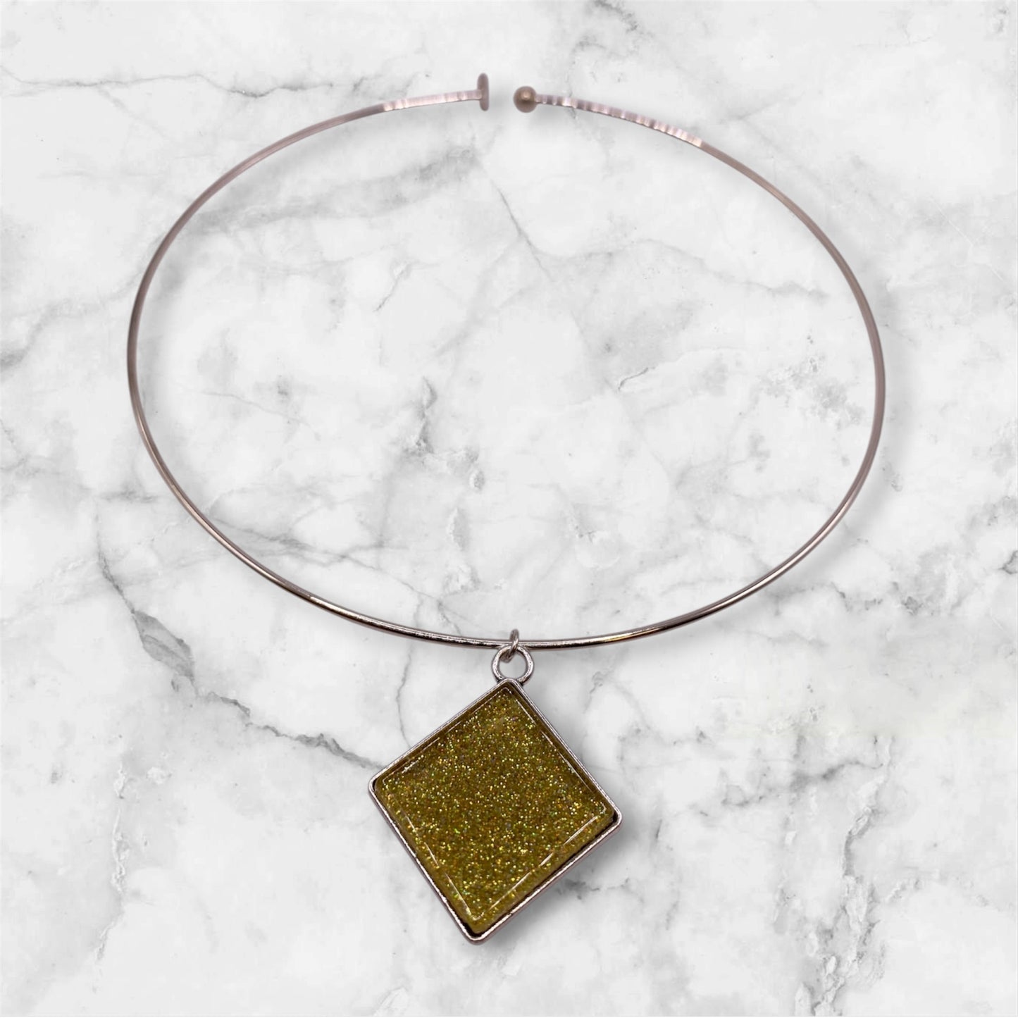 Stelt silverhalsband med guldskimrande mosaikstens berlock