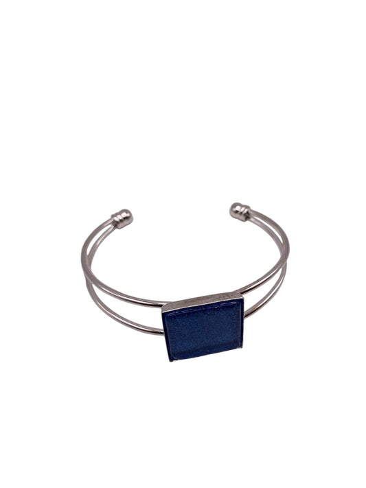 Stelt armband med havsblåglittrande mosaiksten
