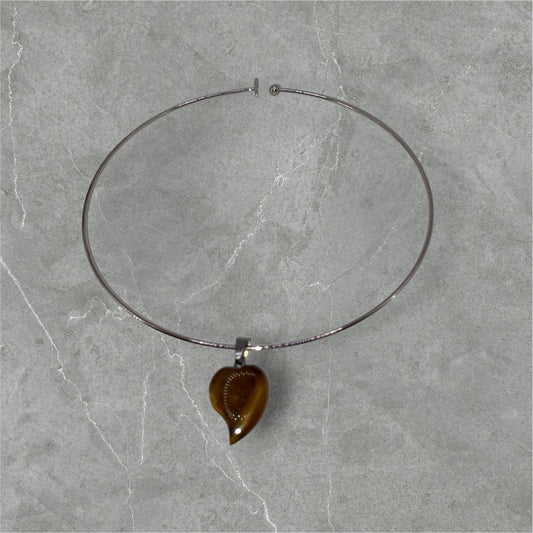 Silverfärgat choker halsband med hjärtformat tigeröga hänge