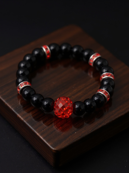 Svart pärlarmband med röda strasstenar