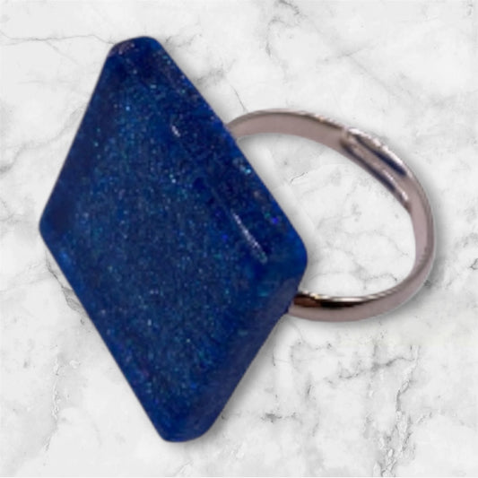 Blåskimrande silverring med mosaiksten