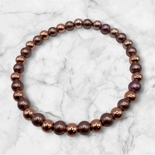Pärlarmband med bronsfärgade och nougatfärgade pärlor.