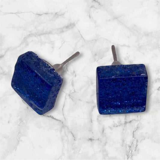 Blåskimrande stud örhängen i mosaiksten