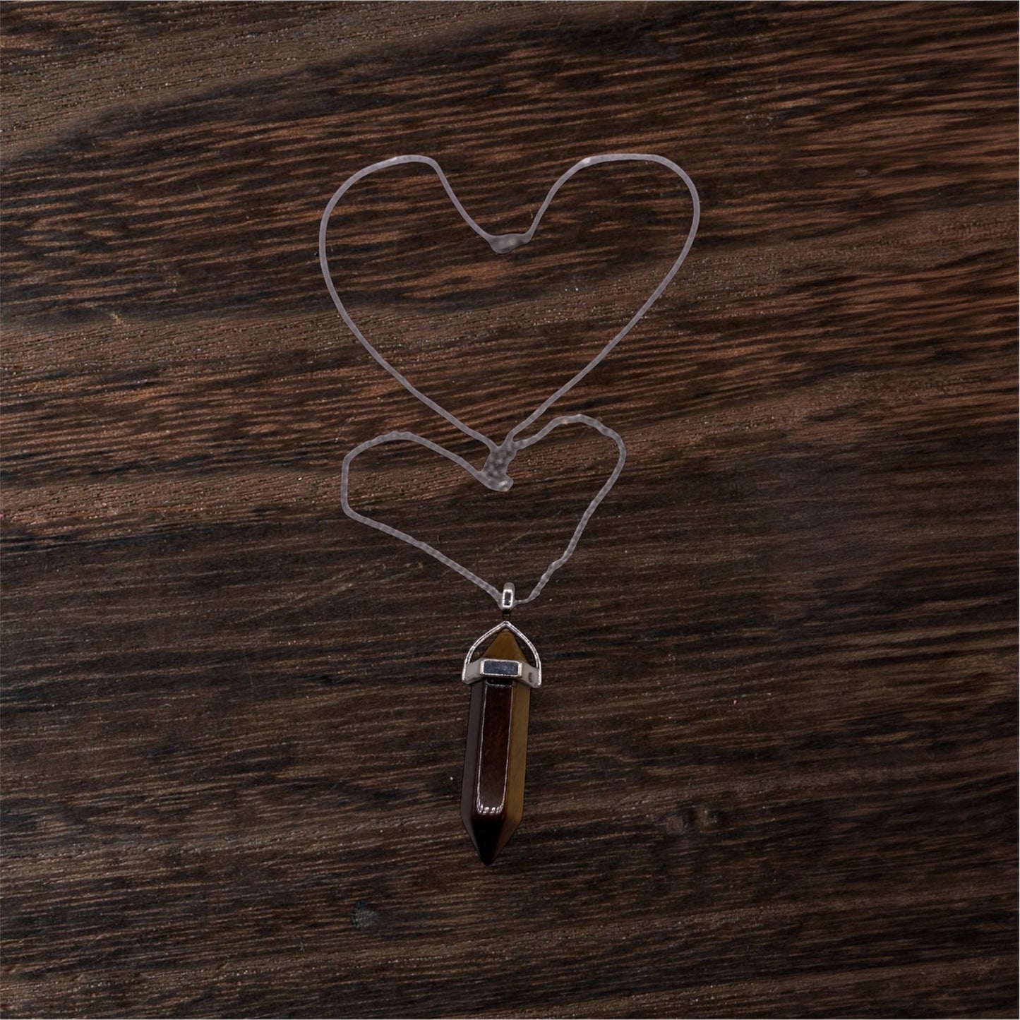 Halsband med hänge i ädelstenen tigeröga