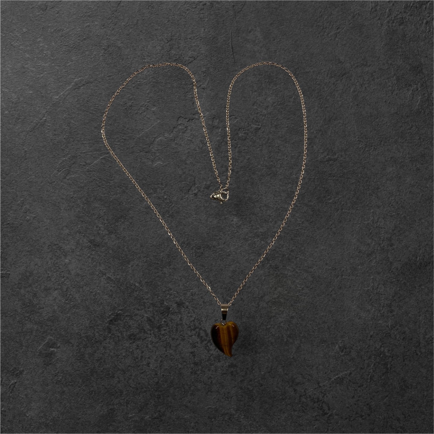 Halsband med hjärthänge i ädelstenen Tigeröga