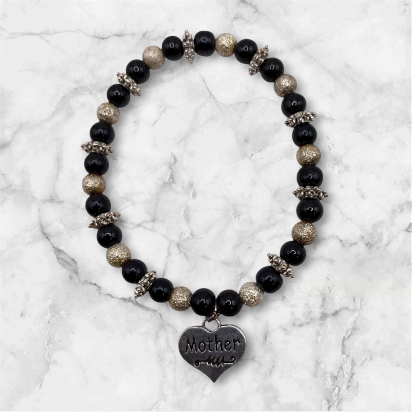 Pärlarmband med silvriga och svarta pärlor.