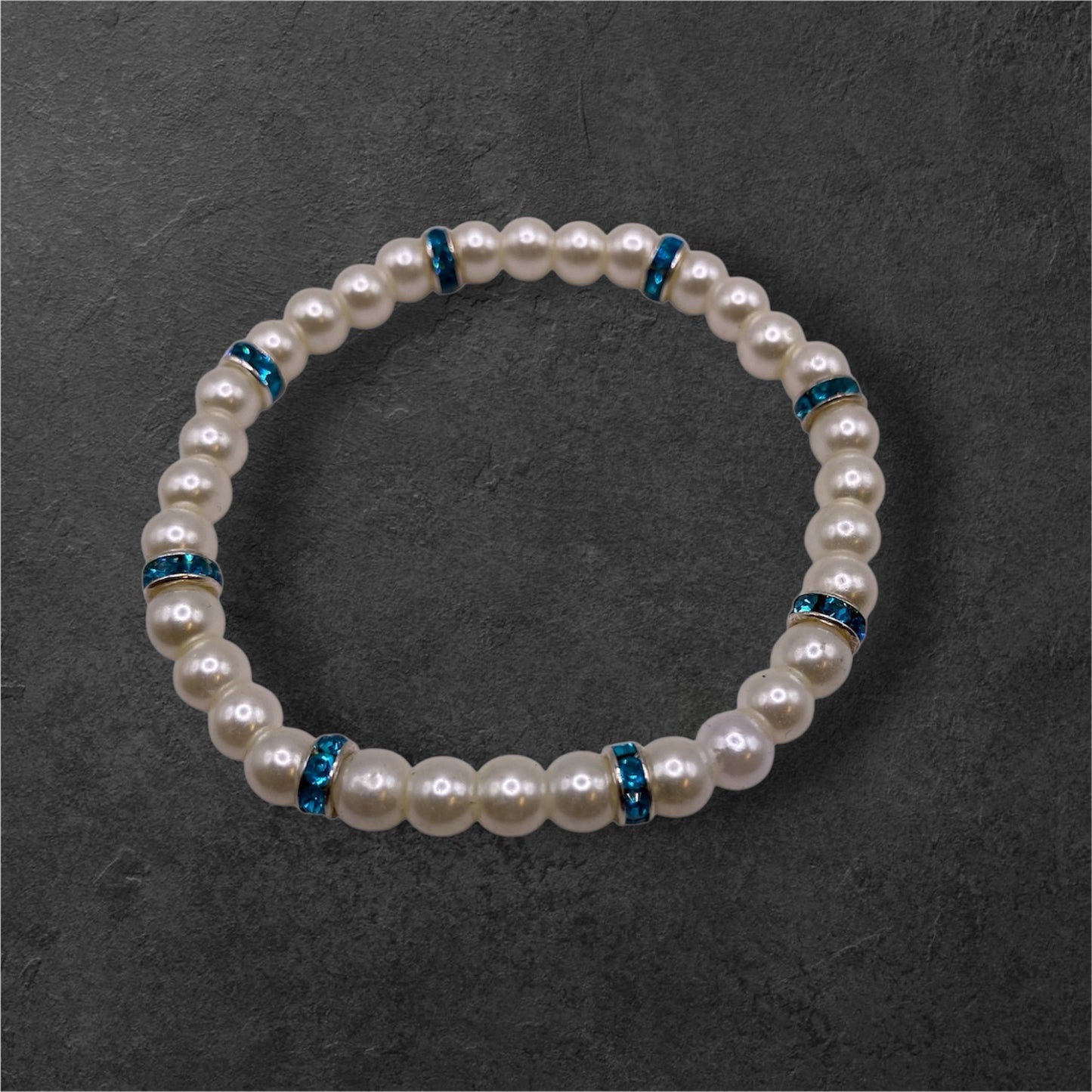Pärlarmband med vita glaspärlor och turkosa strasstenar