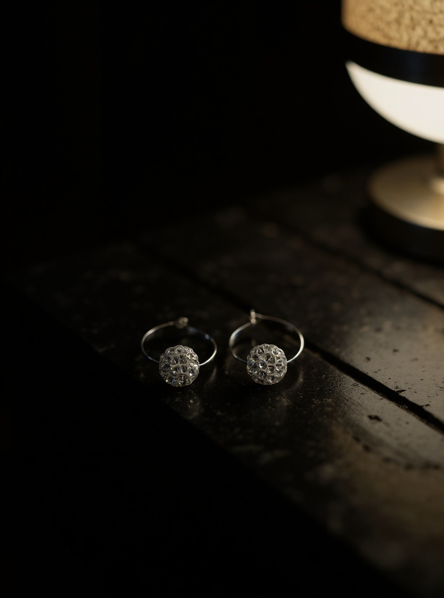 Glittriga creoler i vit strass, strassörhängen