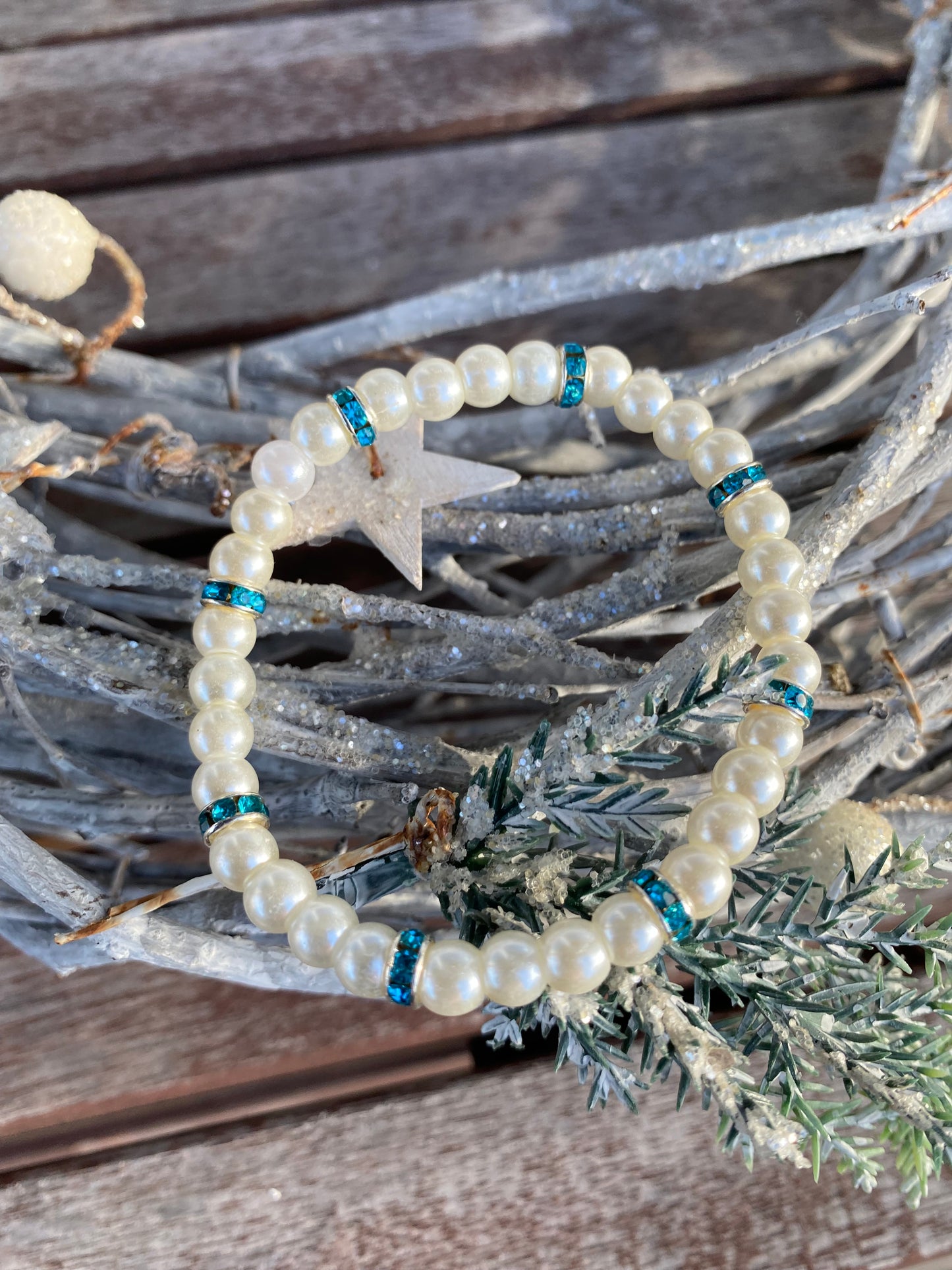 Pärlarmband med vita glaspärlor och turkosa strasstenar