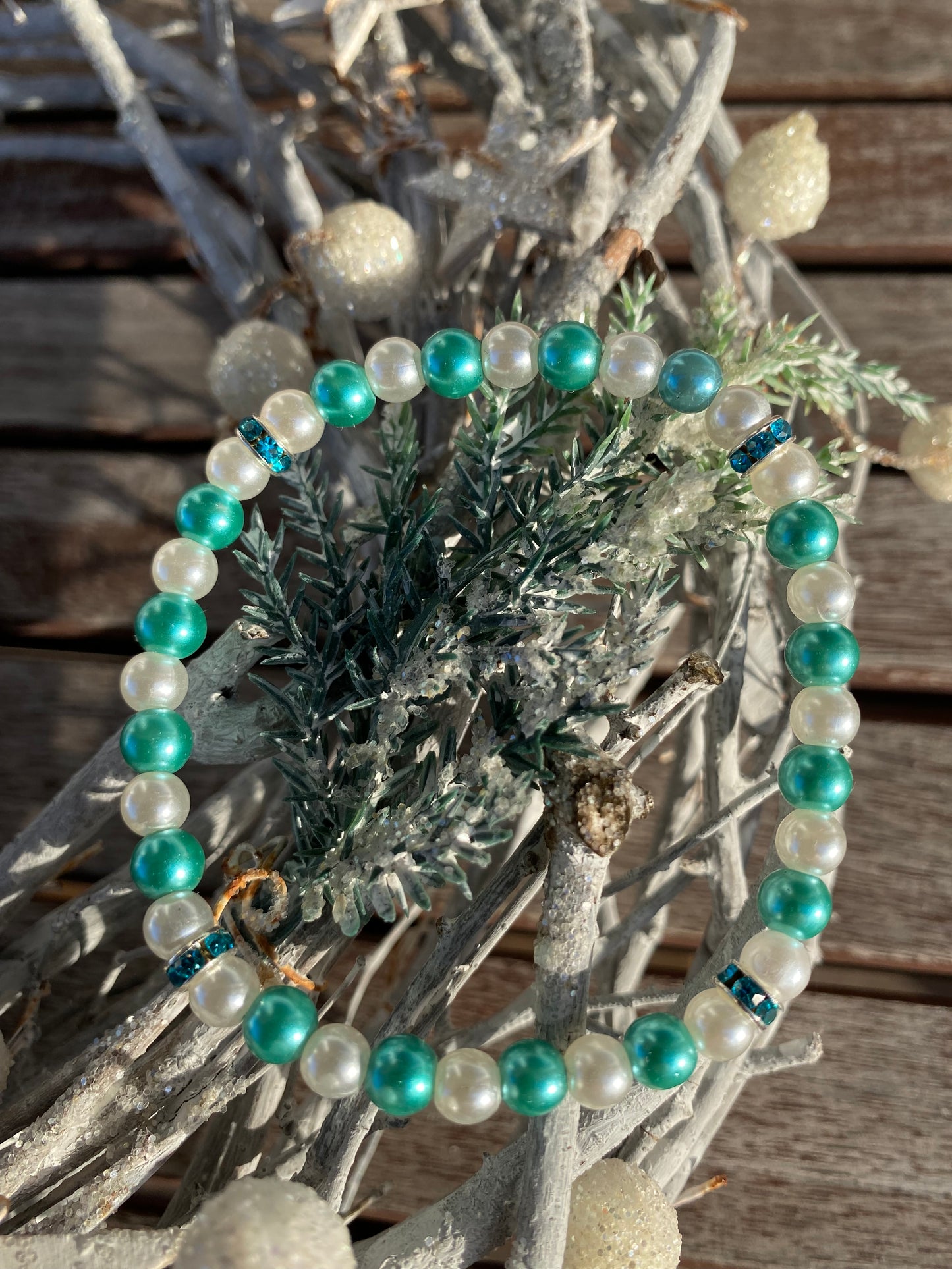 Pärlarmband med vita och turkosa vaxade glaspärlor