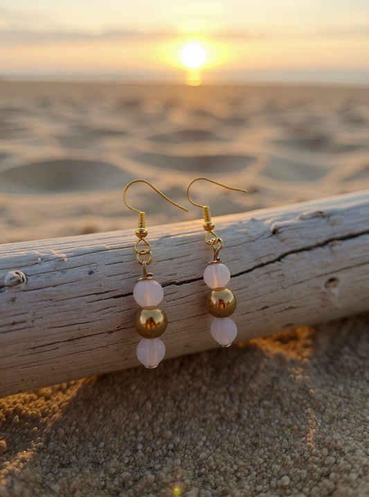 Örhängen med guld och vita pärlor