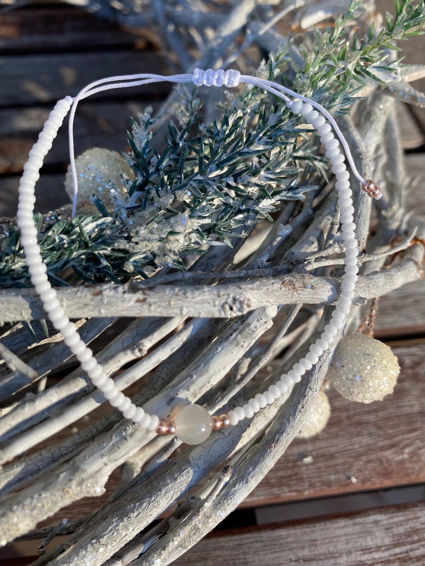 Vitt makraméarmband med en opalsten och guldpärlor