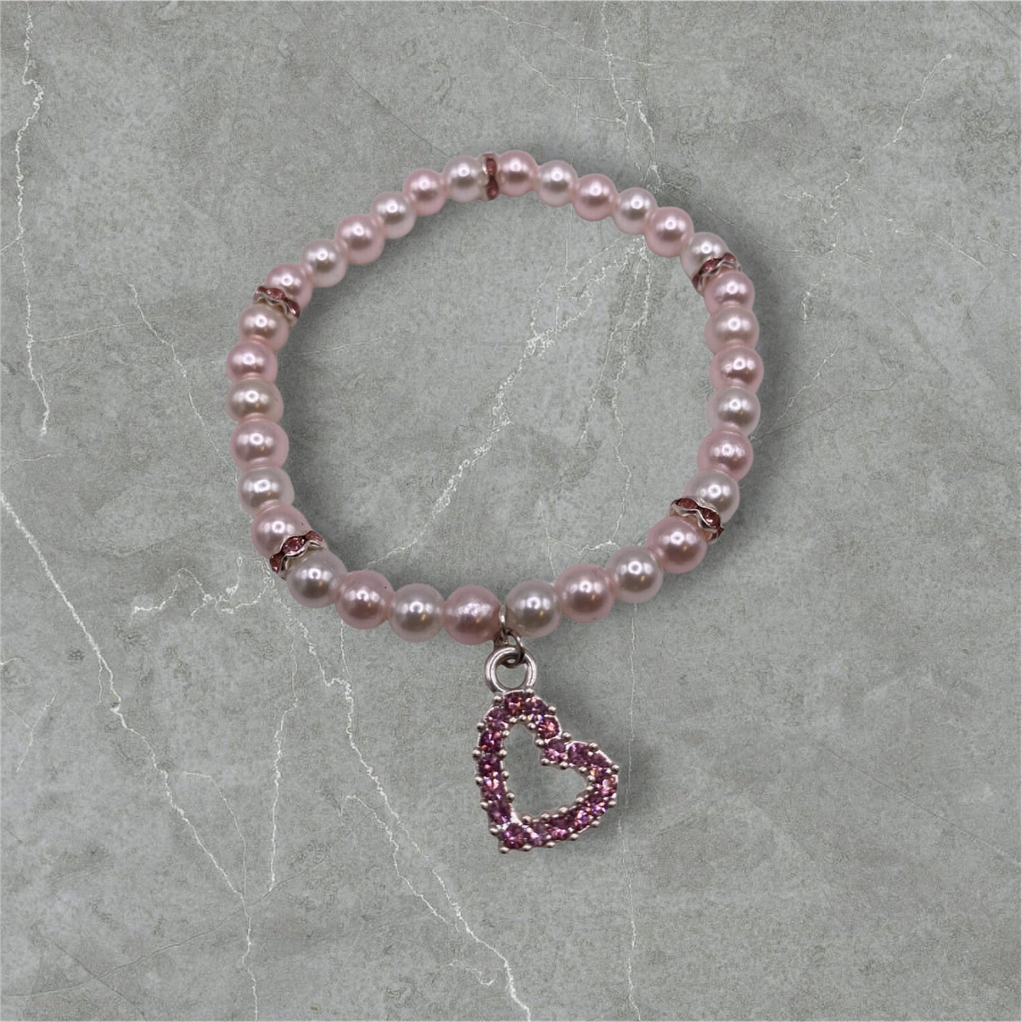 Pärlarmband med rosa strass hjärta och vita och rosa glaspärlor