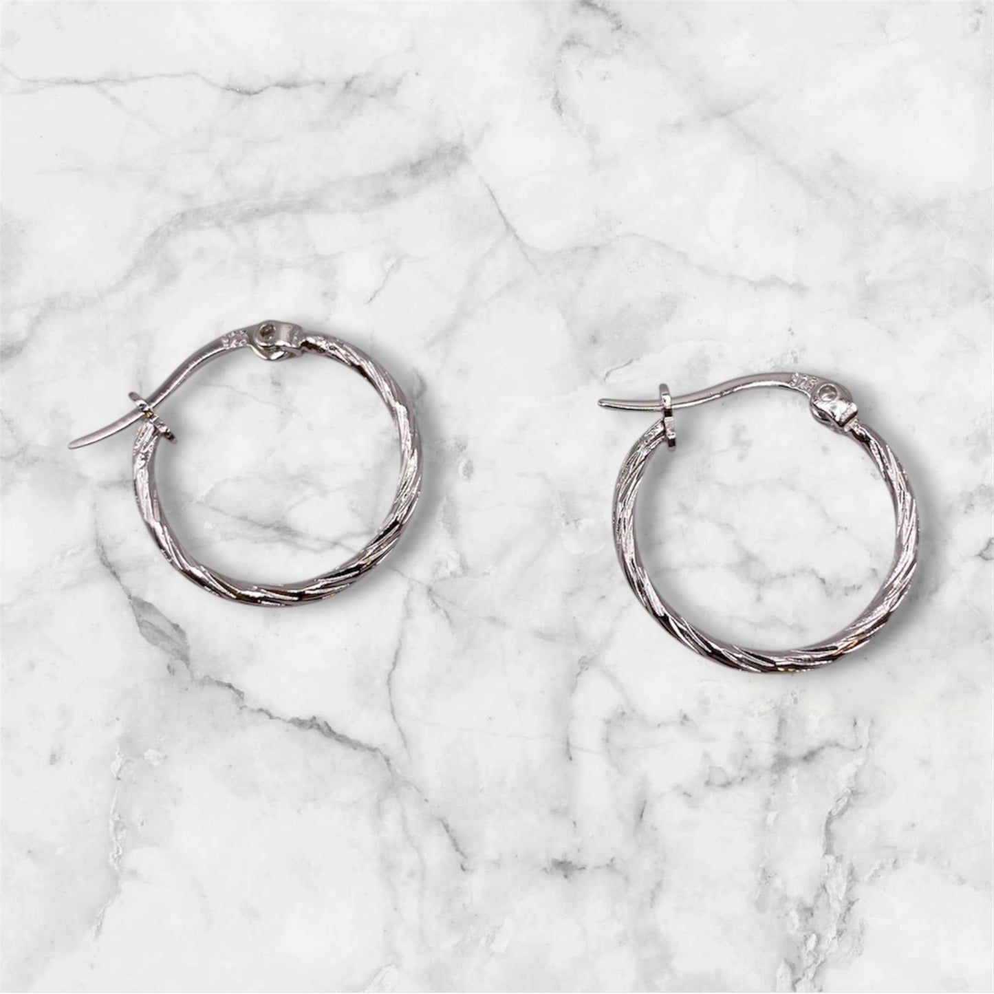 Tunna tvinnade silvercreoler i sterling silver, 18 mm