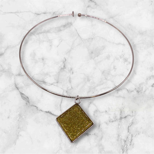 Stelt silverhalsband med guldskimrande mosaikstens berlock