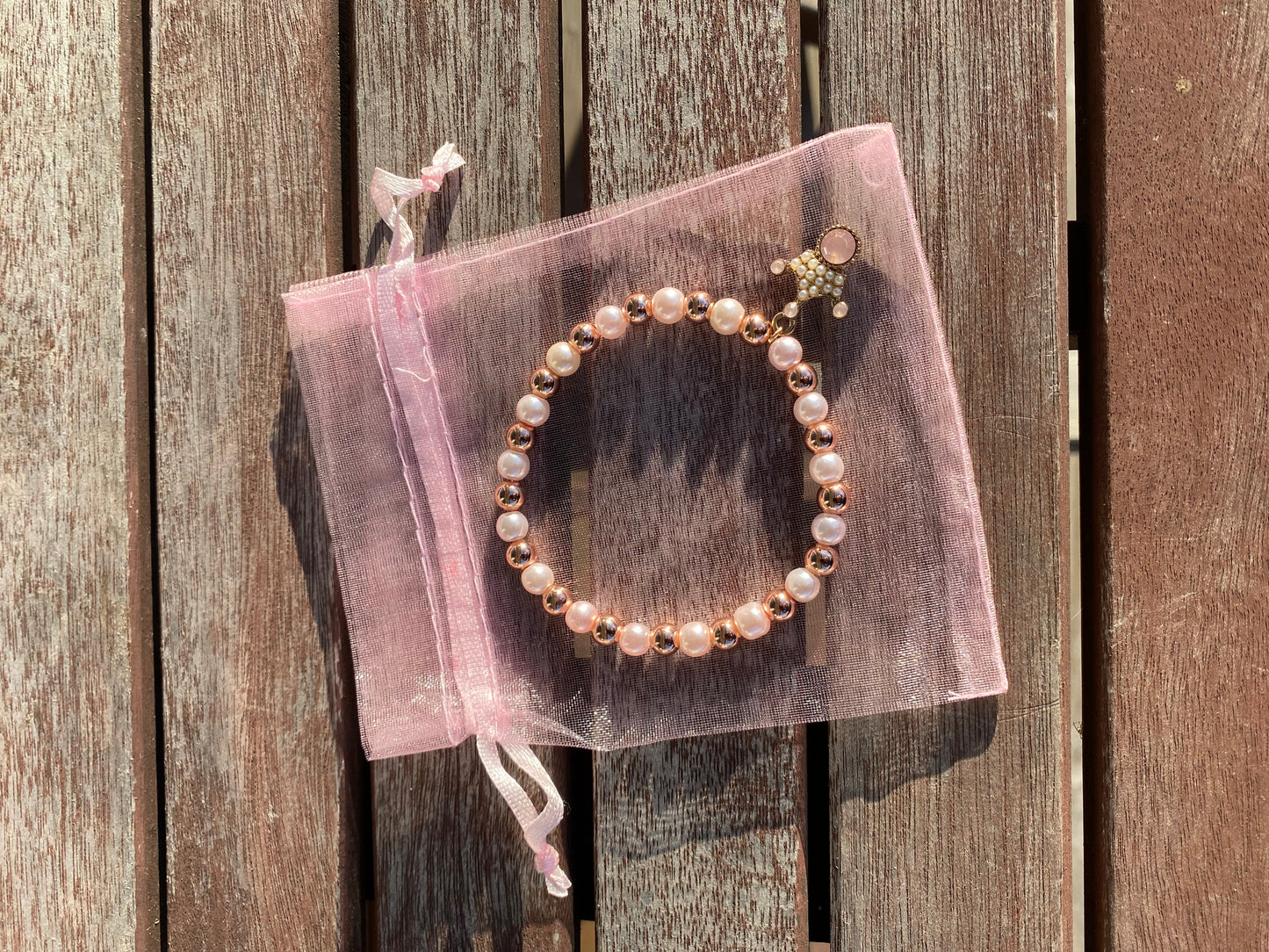 Pärlarmband med strasskrona och ljusrosa och roséfärgade pärlor