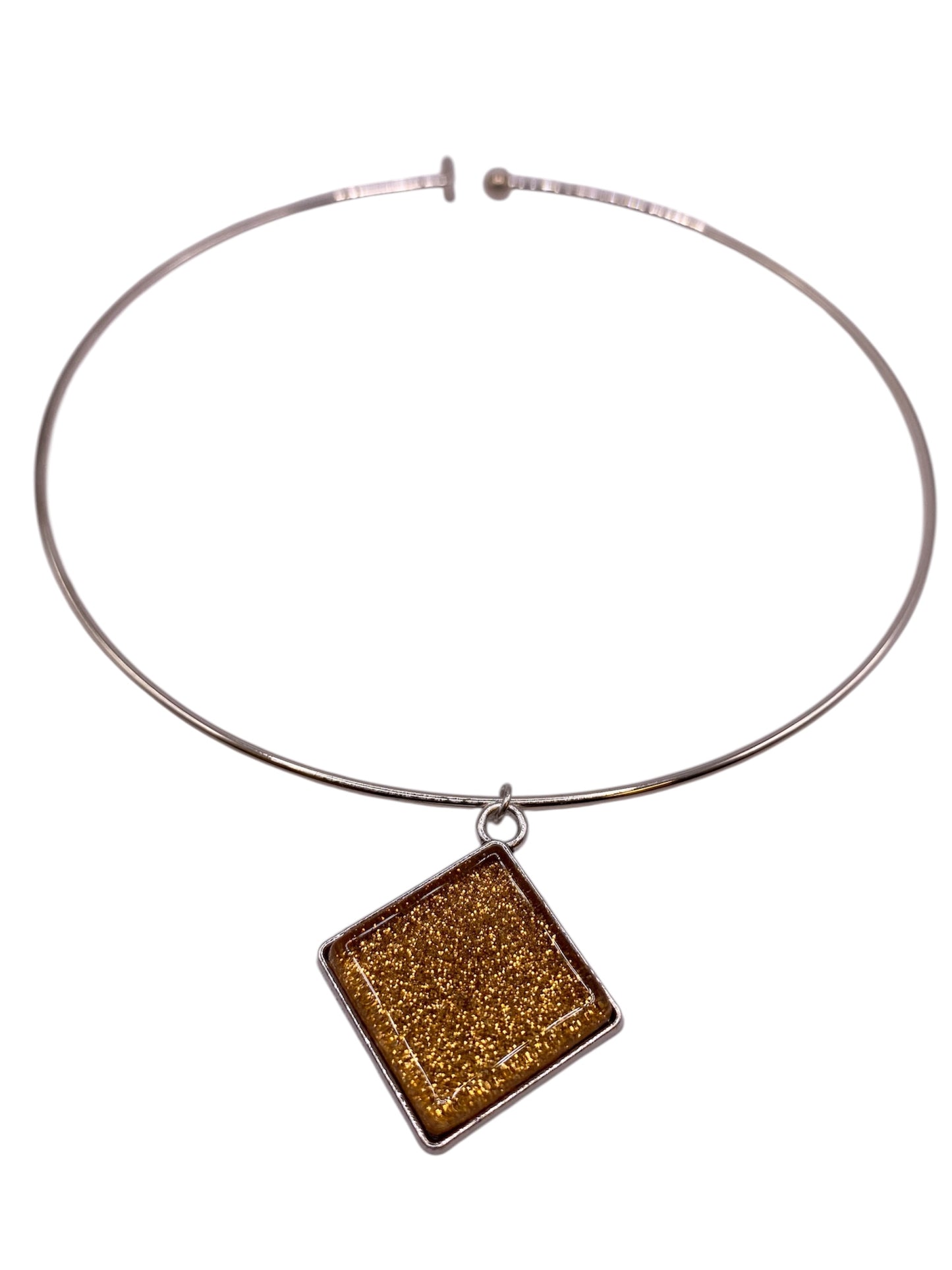 Stelt silverhalsband med bärnstensskimrande mosaikstens berlock