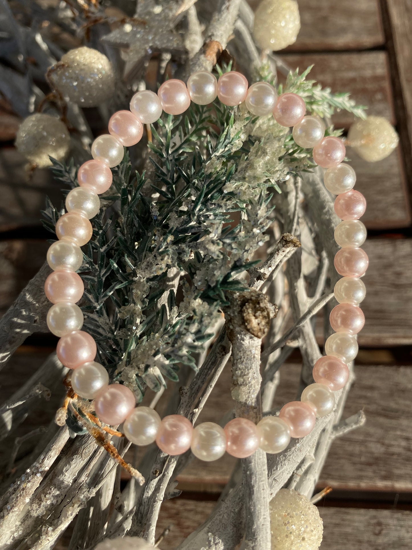 Pärlarmband med vita och rosa vaxade glaspärlor
