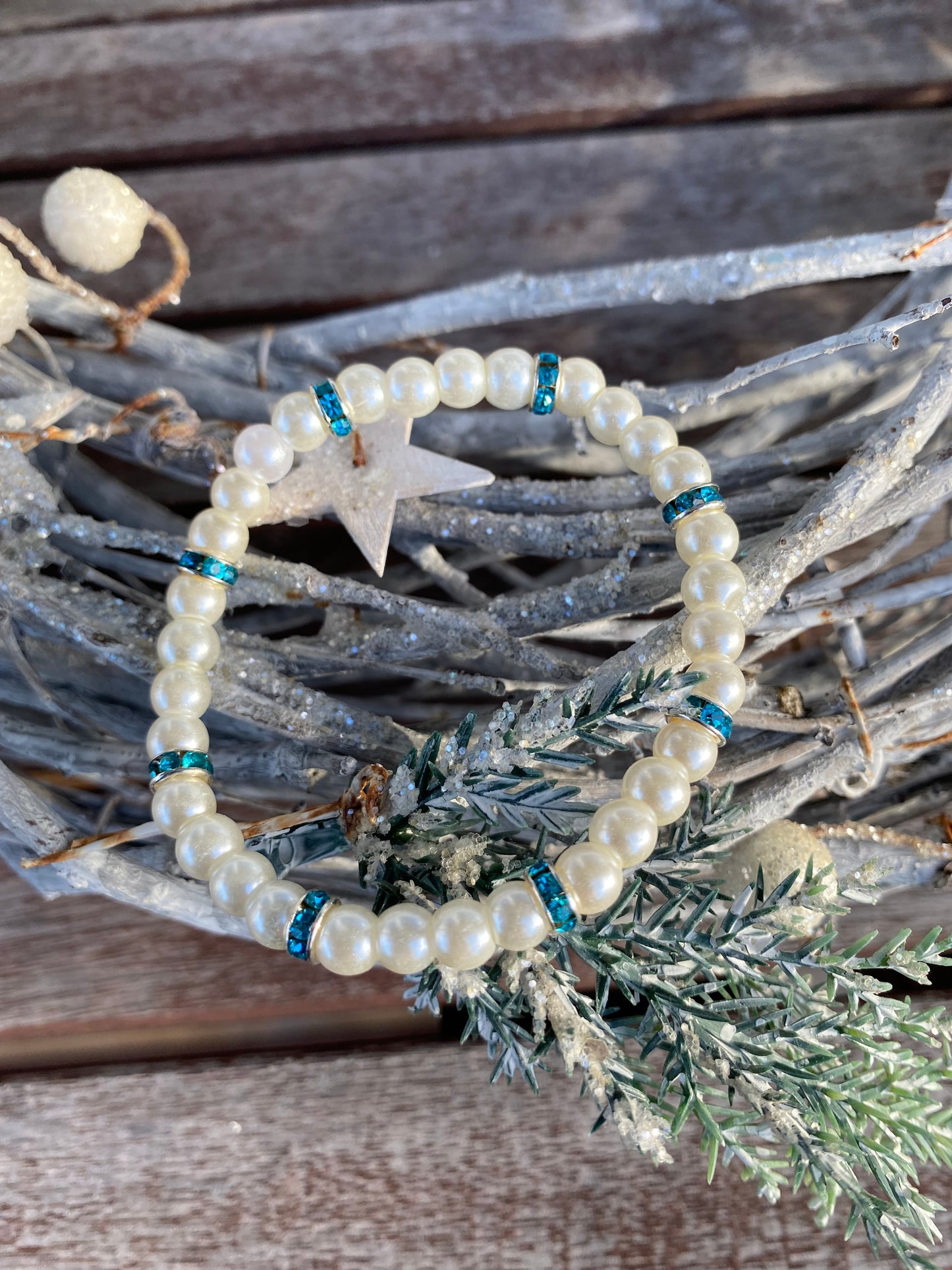 Pärlarmband med vita glaspärlor och turkosa strasstenar