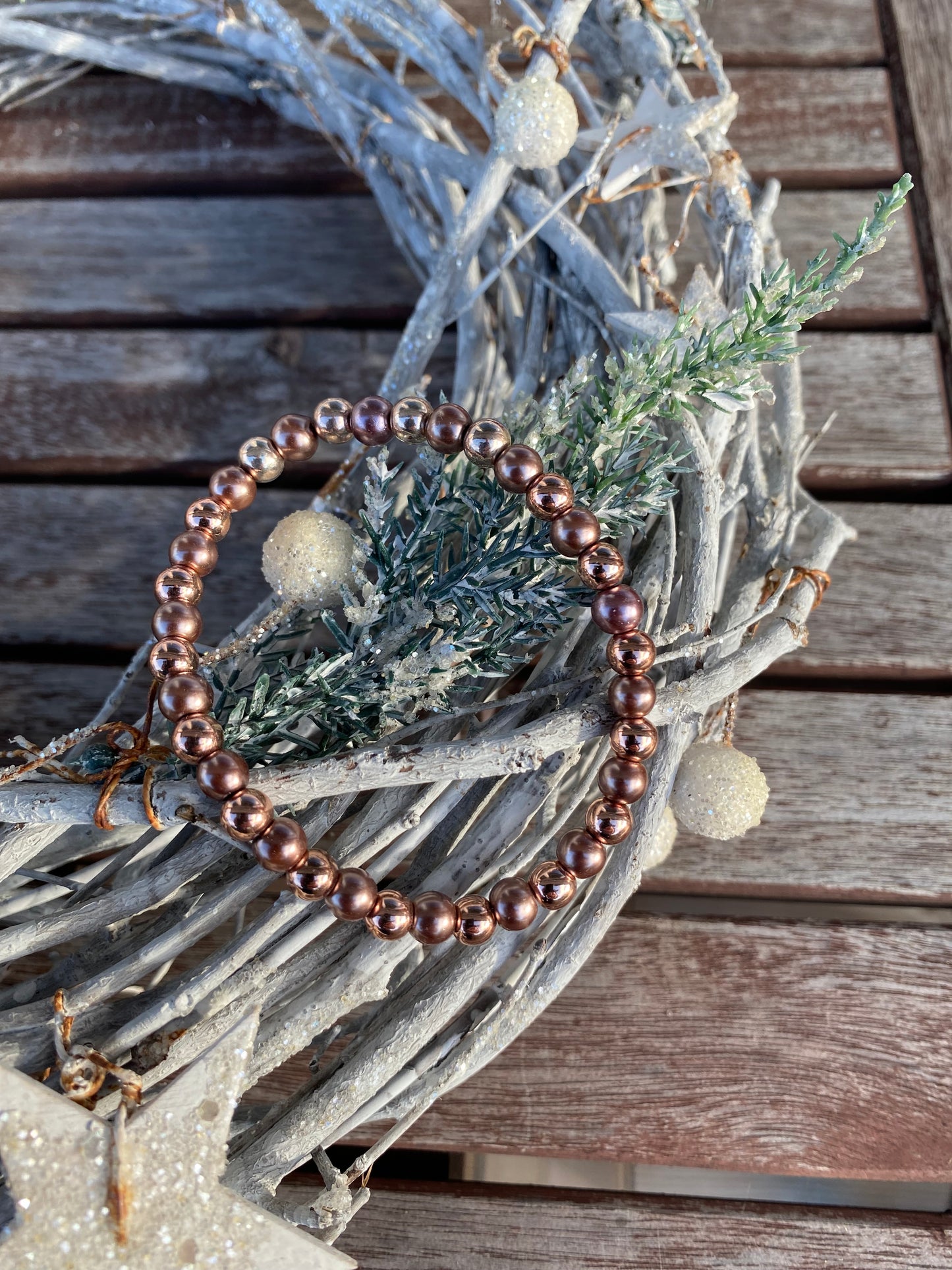 Pärlarmband med bronsfärgade och nougatfärgade pärlor.