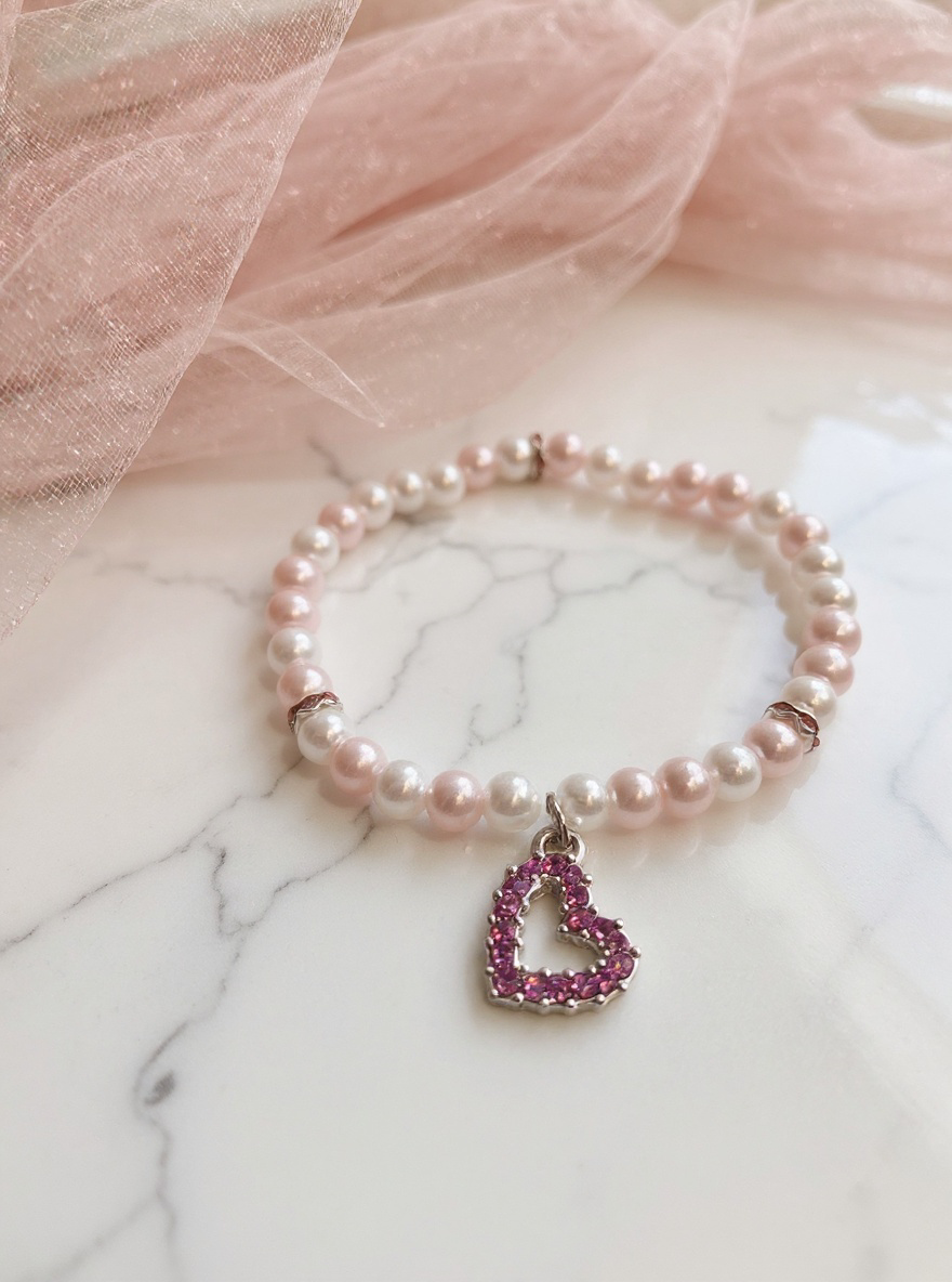 Pärlarmband med vaxade glaspärlor i vitt och rosa med rosa strass hjärtberlock