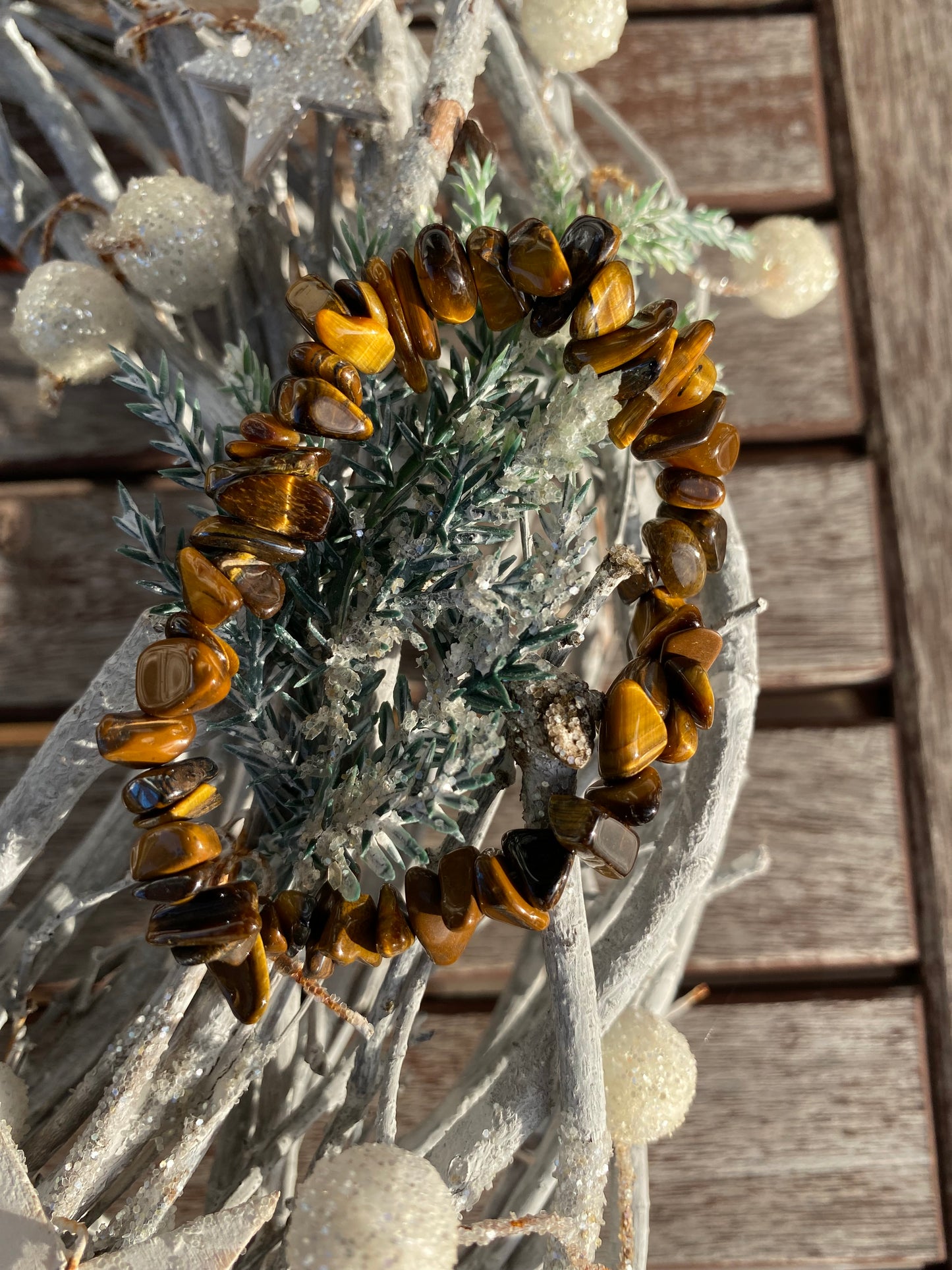 Bärnstensfärgat armband, gjord av halvädelstenen Tigeröga