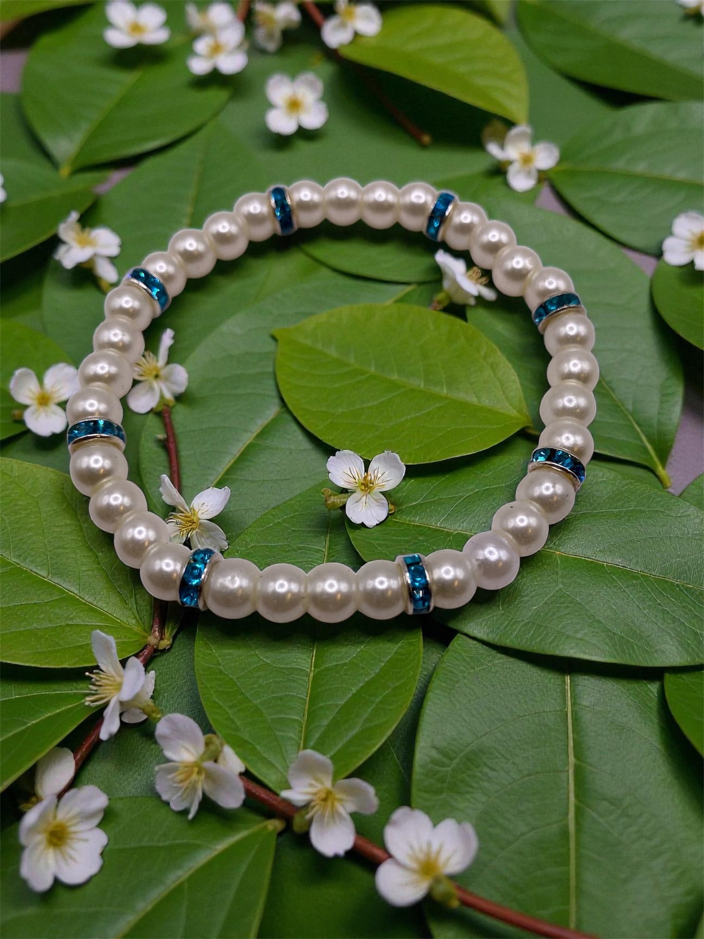 Pärlarmband med vita glaspärlor och turkosa strasstenar