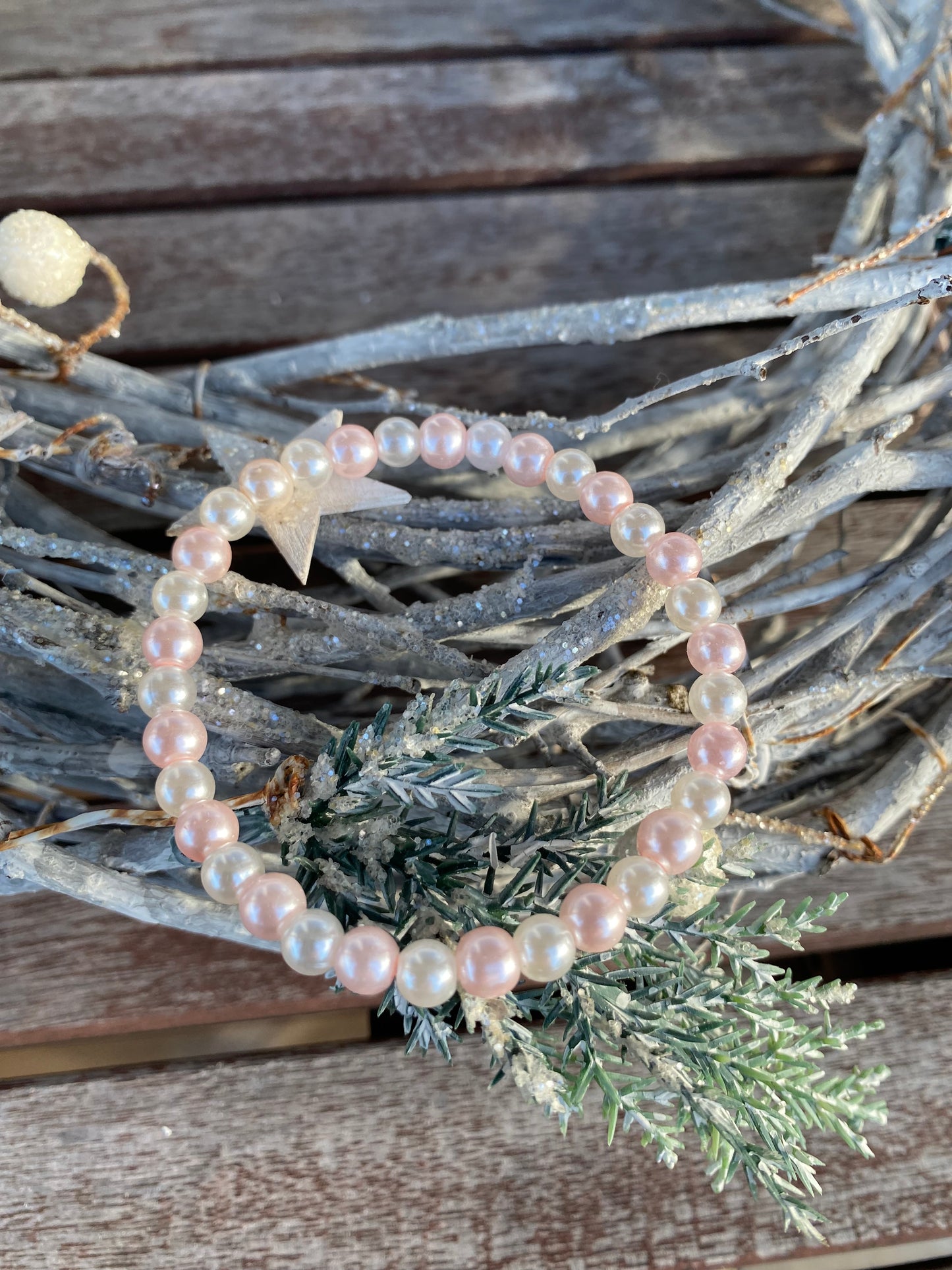 Pärlarmband med vita och rosa vaxade glaspärlor