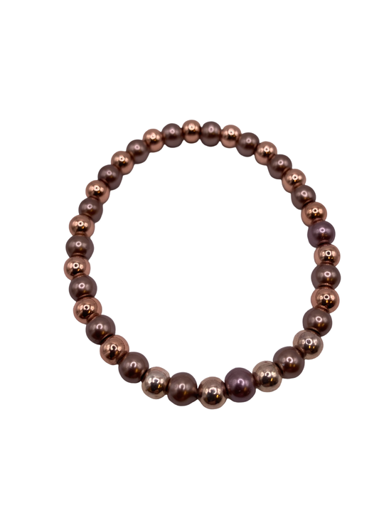 Pärlarmband med bronsfärgade och nougatfärgade pärlor.