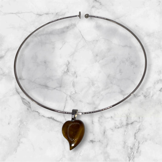 Silverfärgat choker halsband med hjärtformat tigeröga hänge