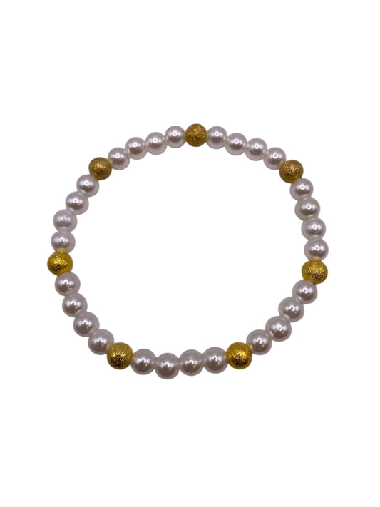 Pärlarmband med vita glaspärlor och guldfärgade  stardustpärlor