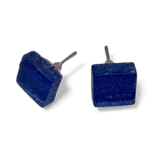 Blåskimrande stud örhängen i mosaiksten