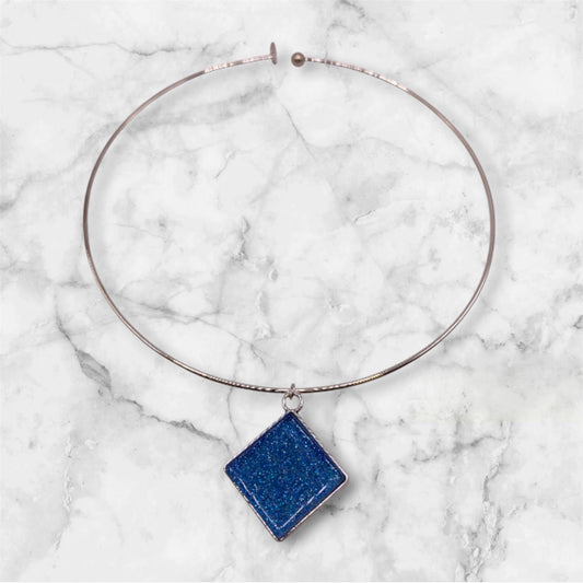 Stelt silverhalsband med havsblåskimrande mosaikstens berlock