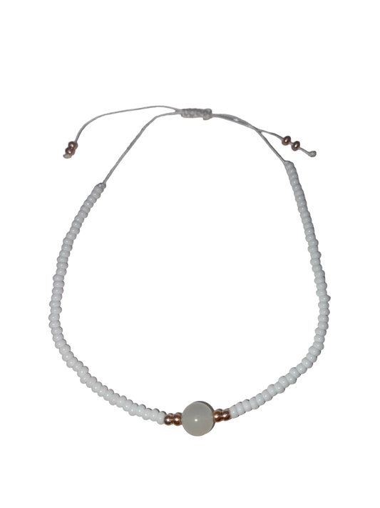 Vitt makraméarmband med en opalsten och guldpärlor