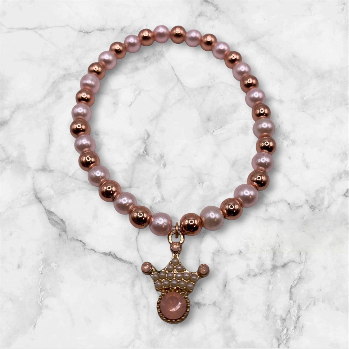 Pärlarmband med strasskrona och ljusrosa och roséfärgade pärlor