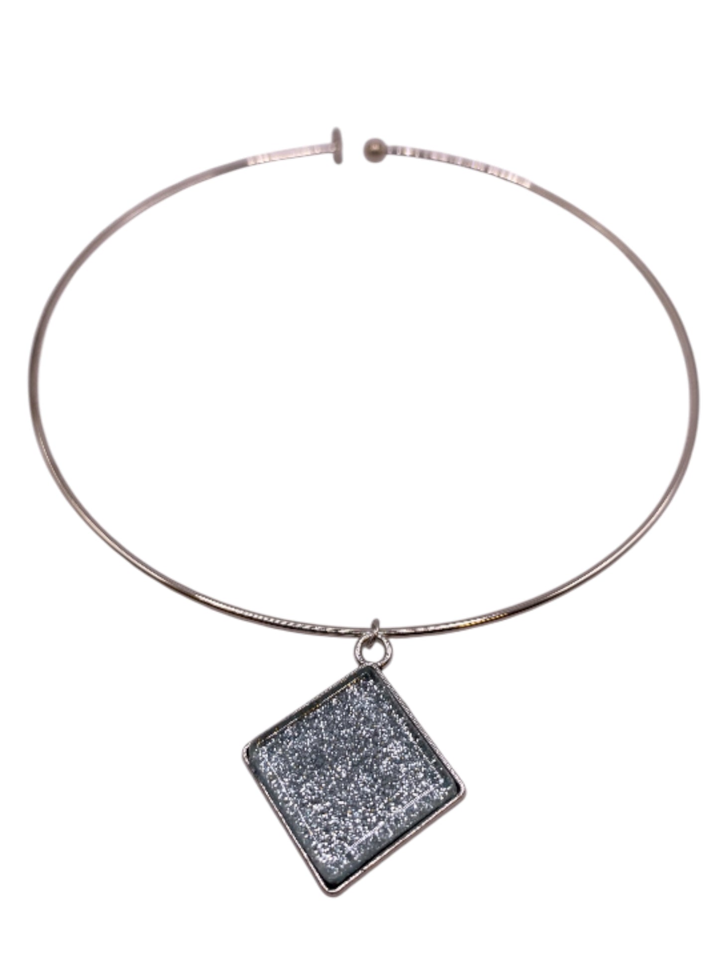 Stelt silverhalsband med silverskimrande mosaikstens berlock