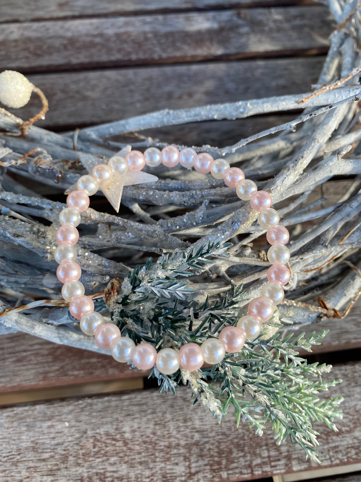 Pärlarmband med vita och rosa vaxade glaspärlor