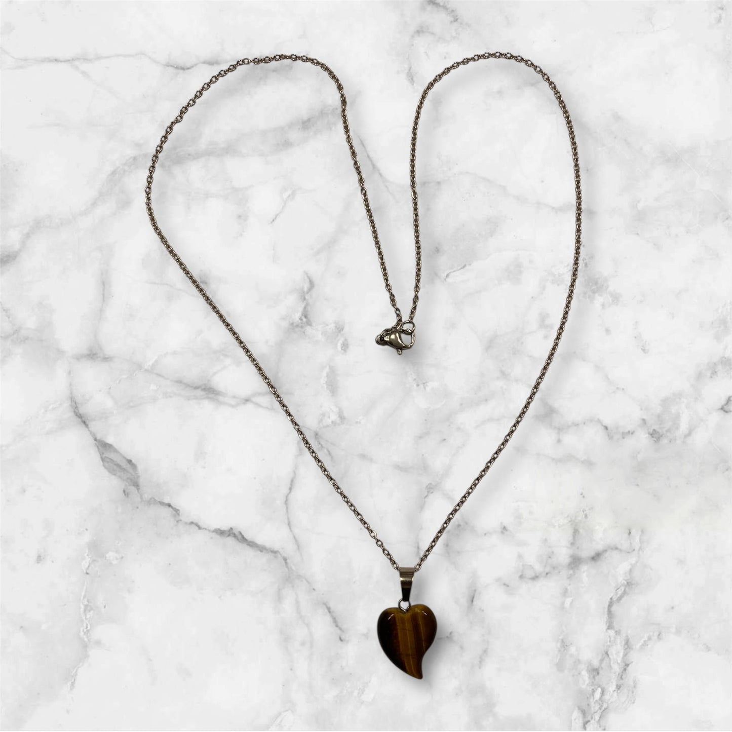 Halsband med hjärthänge i ädelstenen Tigeröga