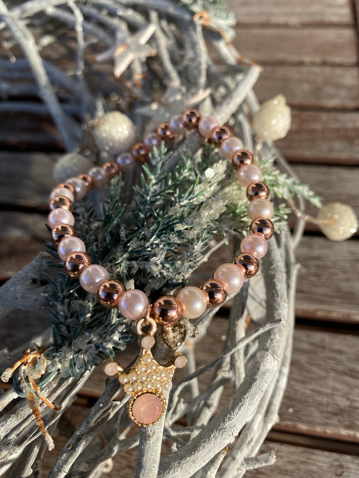 Pärlarmband med strasskrona och ljusrosa och roséfärgade pärlor