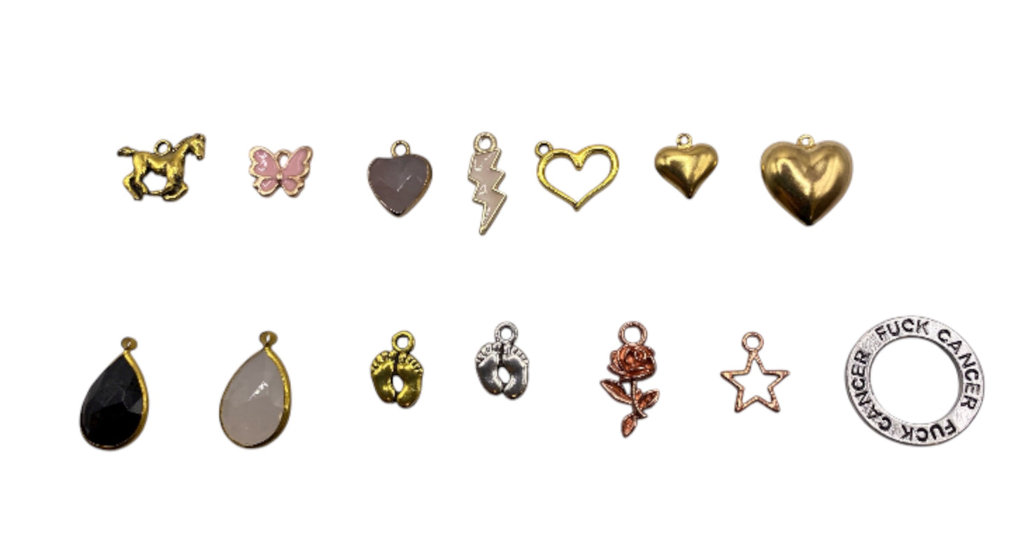 Svart pärlarmband med guld strasstenar