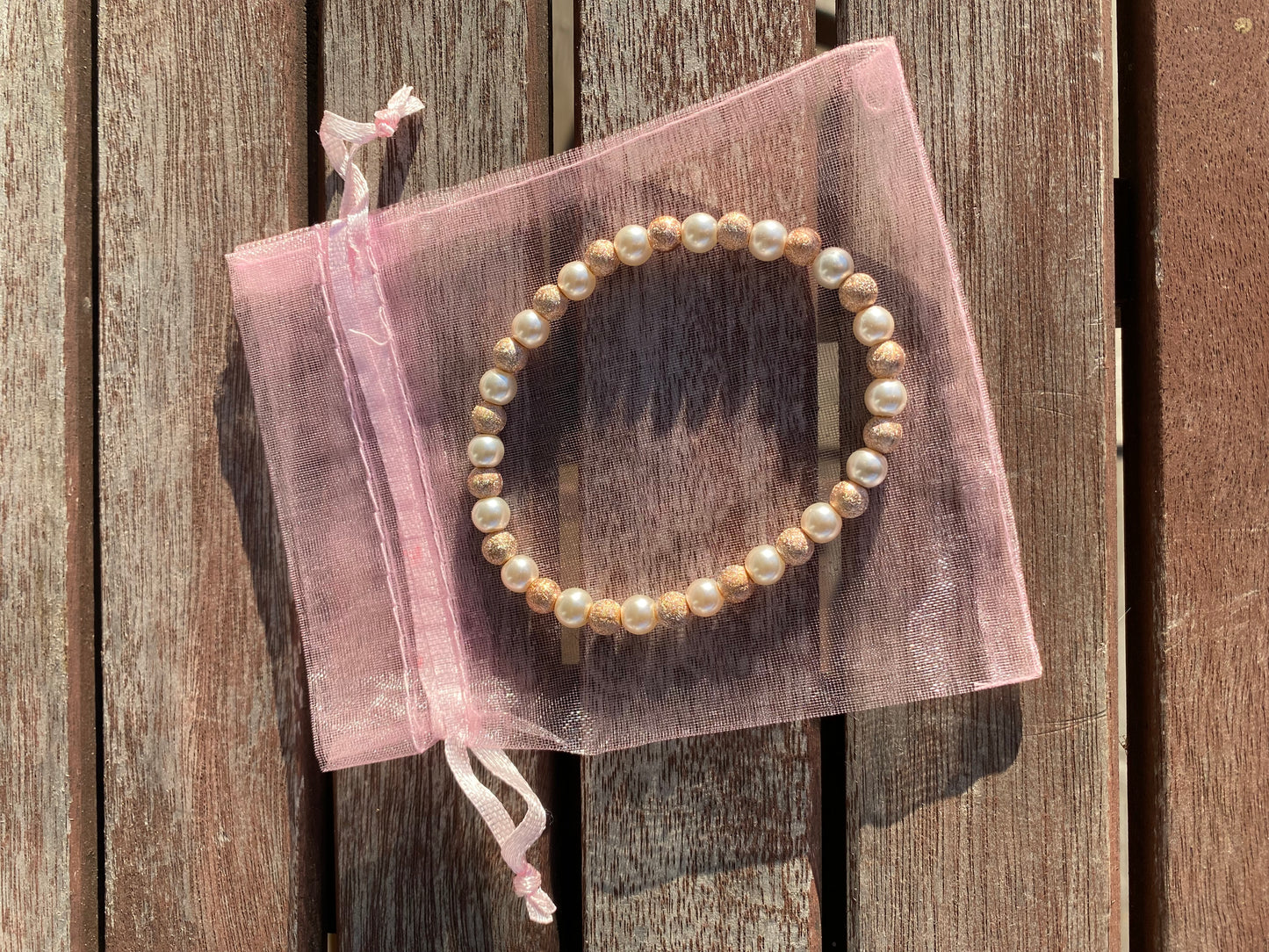 Pärlarmband med vita och roséfärgade stardustpärlor