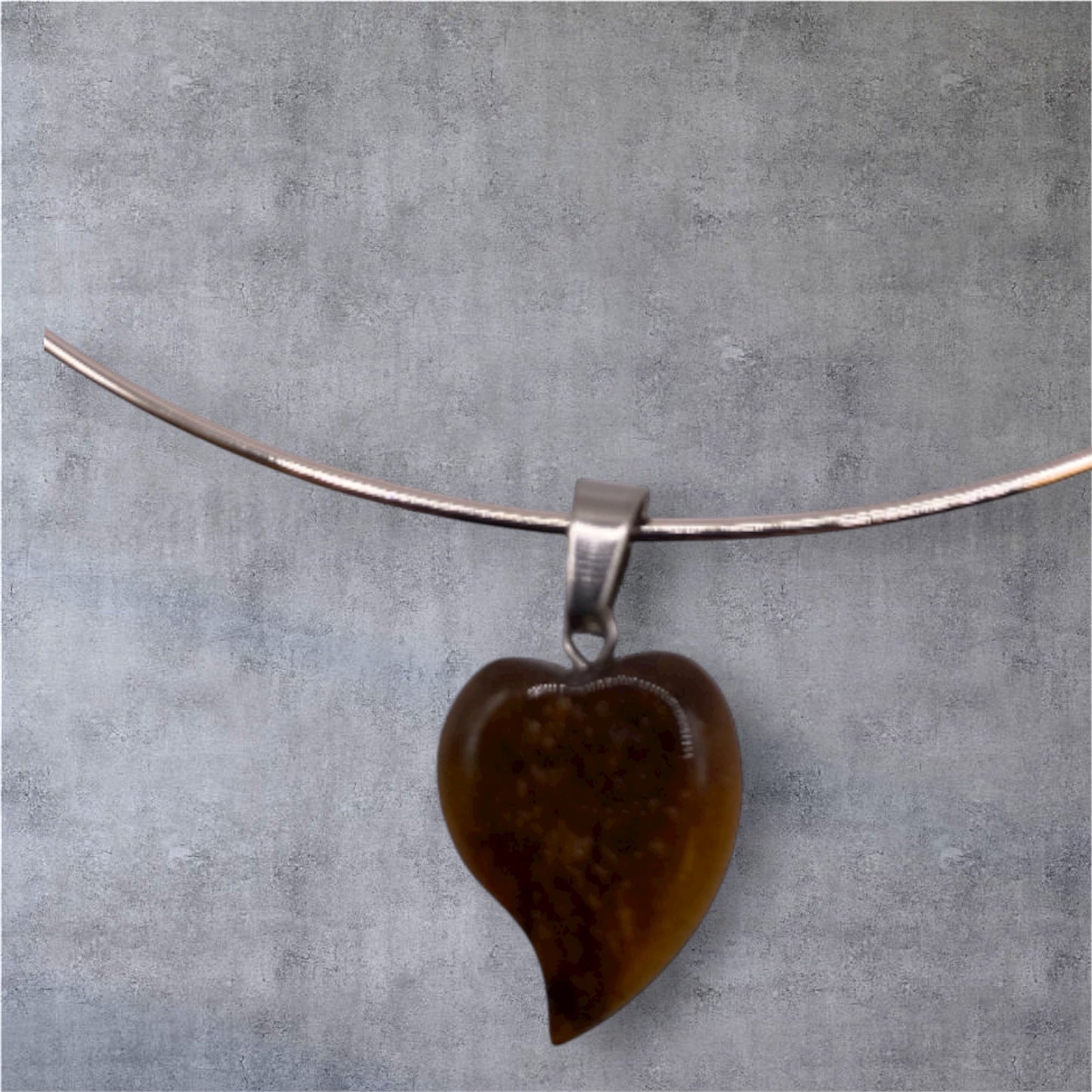 Silverfärgat choker halsband med hjärtformat tigeröga hänge