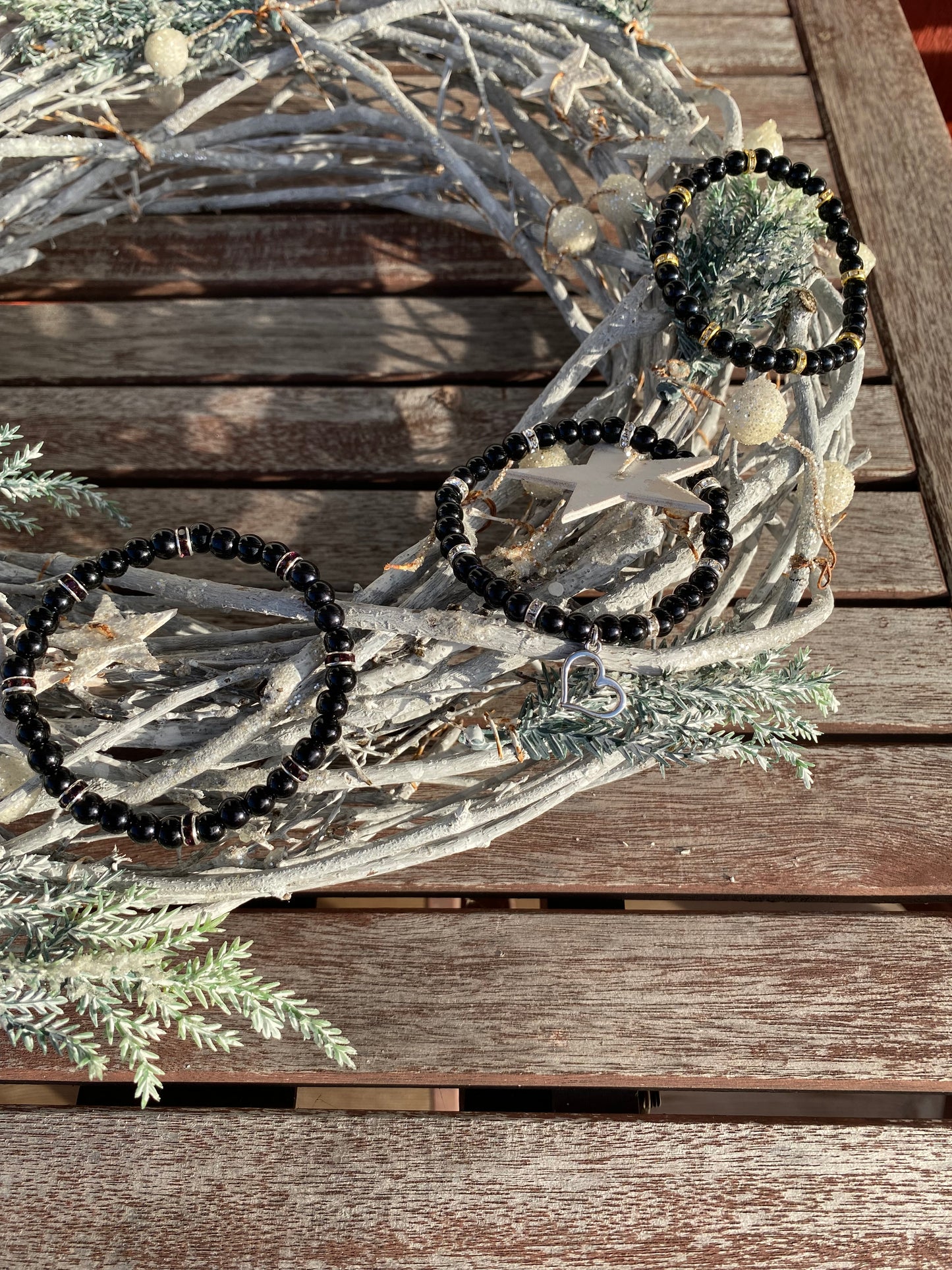 Svart pärlarmband med svarta strasstenar